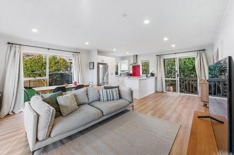 Photo of property in 92b Beach Road, Te Atatu Peninsula, Auckland, 0610