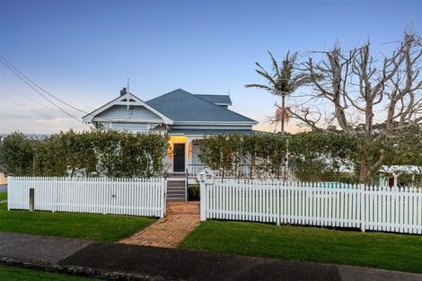 Photo of property in 2/12 Mariposa Crescent, Birkenhead, Auckland, 0626