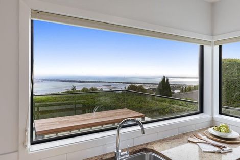 Photo of property in 2/11 Belleview Terrace, Mount Pleasant, Christchurch, 8081