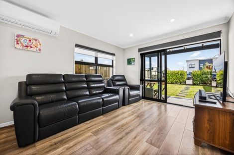 Photo of property in 2 Lumbarda Drive, Kumeu, 0810
