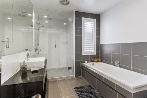 Photo of property in 11a Wernham Place, Northcote, Auckland, 0626