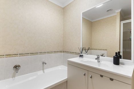 Photo of property in 3 Harobed Place, Weymouth, Auckland, 2103