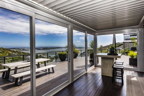 Photo of property in 15 Omeo Crescent, Redcliffs, Christchurch, 8081