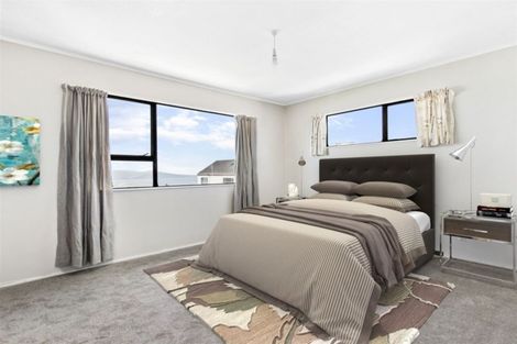 Photo of property in 43a Sunhaven Drive, Newlands, Wellington, 6037