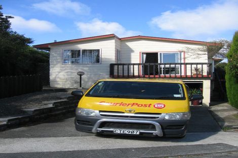 Photo of property in 11 Kingsbridge Place, Newlands, Wellington, 6037