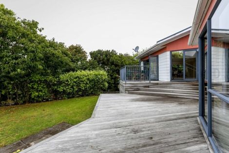 Photo of property in 10 Mcfarlane Street, Oakura, 4314