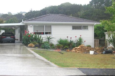 Photo of property in 2 Julia Place, Totara Vale, Auckland, 0629