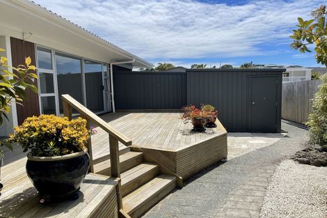 Photo of property in 24 Walton Street, Red Beach, 0932