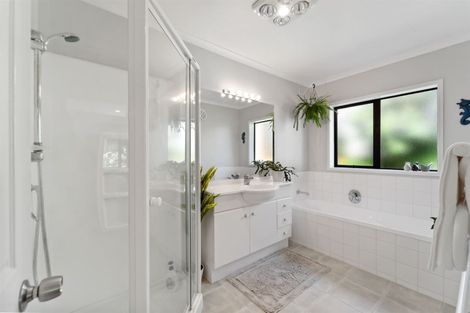 Photo of property in 17 Kate Sheppard Avenue, Torbay, Auckland, 0630