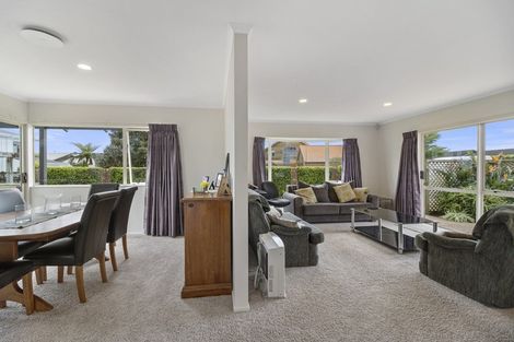 Photo of property in 17d Kinross Drive, Merrilands, New Plymouth, 4312