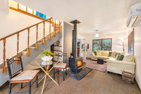 Photo of property in 32 Elmslie Road, Pinehaven, Upper Hutt, 5019