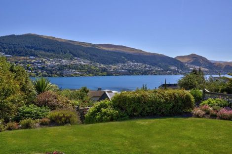 Photo of property in 71 Cedar Drive, Kelvin Heights, Queenstown, 9300