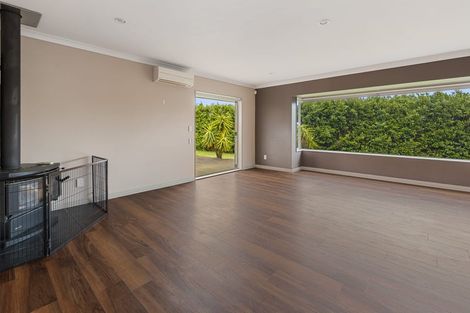 Photo of property in 27 Johnstone Drive, Fitzherbert, Palmerston North, 4410