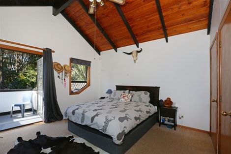 Photo of property in 99 Grassmere Road, Henderson Valley, Auckland, 0612