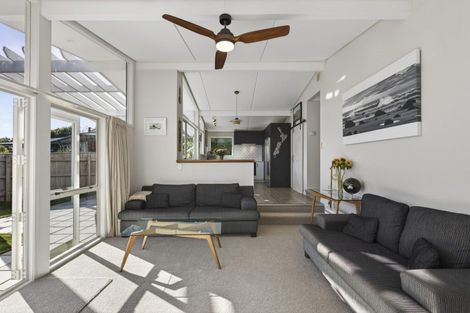 Photo of property in 25 Waiwera Place, Merrilands, New Plymouth, 4312
