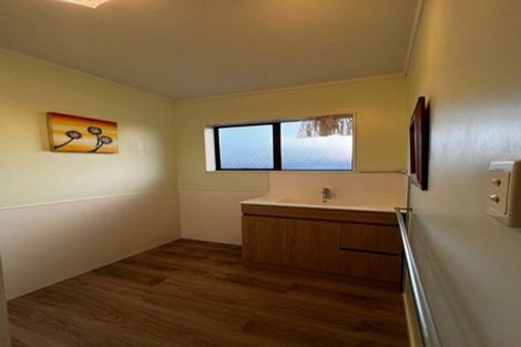 Photo of property in 3/4144 Great North Road, Glendene, Auckland, 0602