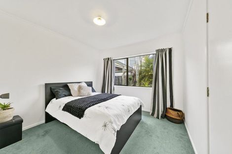 Photo of property in 22 Deverell Place, Northcross, Auckland, 0632