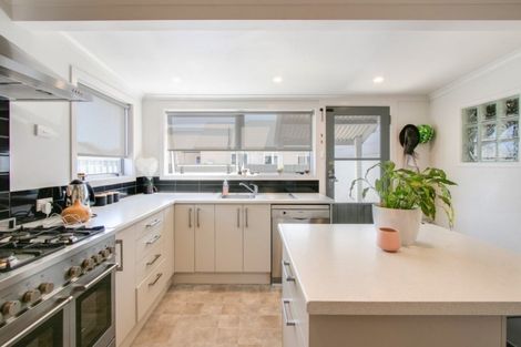 Photo of property in 28 Avenue Road, Greenmeadows, Napier, 4112