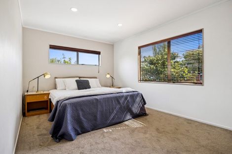 Photo of property in 2/8 Tallington Crescent, Torbay, Auckland, 0630