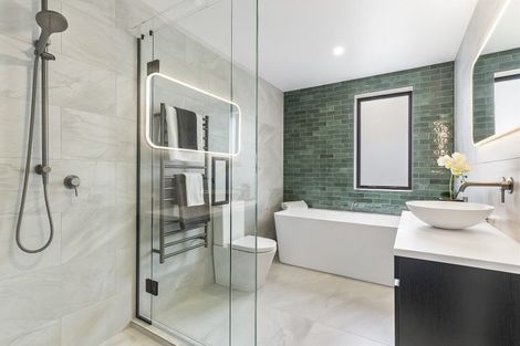 Photo of property in 1 The Crest, Sunnyhills, 2010