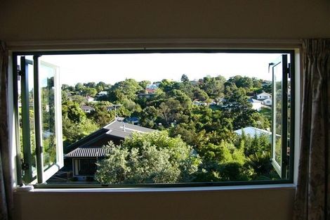 Photo of property in 17 Barker Rise, Northcross, Auckland, 0632