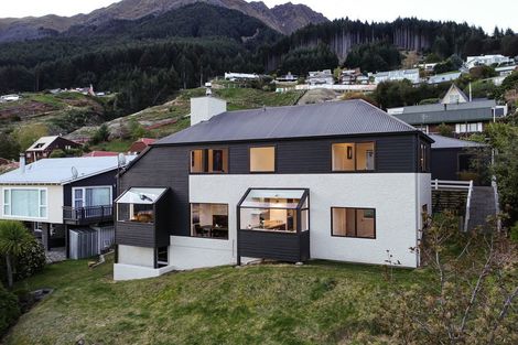 Photo of property in 67 Wynyard Crescent, Fernhill, Queenstown, 9300