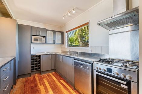 Photo of property in 93 Wade River Road, Stanmore Bay, Whangaparaoa, 0932