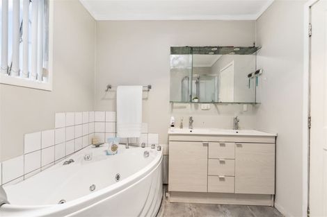 Photo of property in 66 Stott Avenue, Birkdale, Auckland, 0626