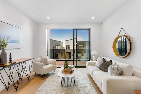 Photo of property in 33 Puihi Crescent, Massey, 0614