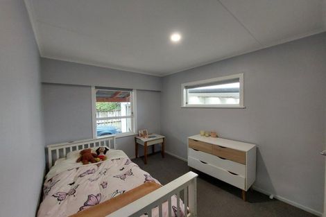 Photo of property in 8 Riversdale Drive, Merrilands, New Plymouth, 4312