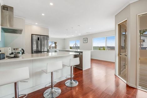 Photo of property in 32 Canary Place, Unsworth Heights, Auckland, 0632