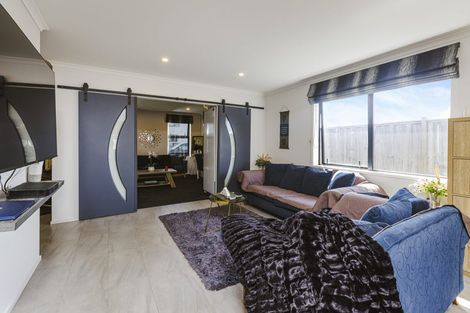 Photo of property in 2 Waituarua Drive, Takanini, 2112