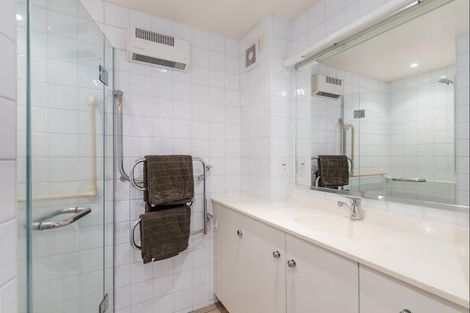 Photo of property in Seaview Apartments, 3/64 Milford Road, Milford, Auckland, 0620