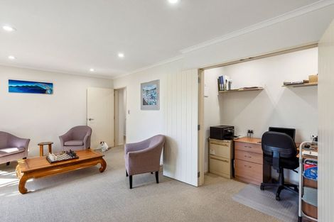 Photo of property in 27 Quadrant Heights, Paraparaumu, 5032