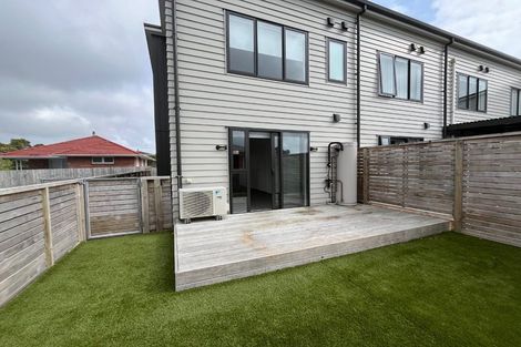 Photo of property in 4/504 Don Buck Road, Massey, Auckland, 0614