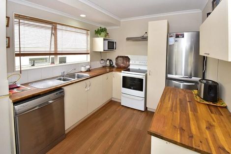 Photo of property in 2/16 Ocean View Road, Hatfields Beach, Orewa, 0931