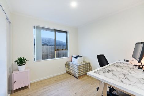 Photo of property in 8 Woodbank Drive, Glen Eden, Auckland, 0602