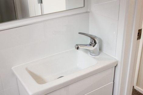 Photo of property in 53 Wade River Road, Stanmore Bay, Whangaparaoa, 0932