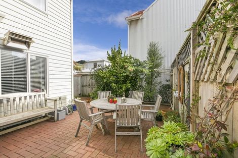 Photo of property in 2/6 The Parade, Island Bay, Wellington, 6023