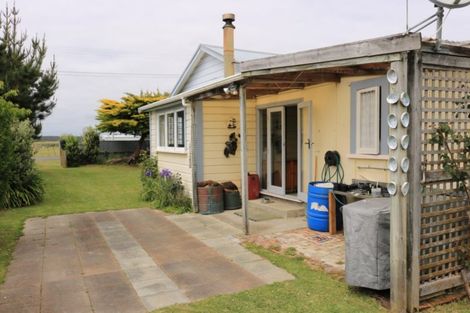 Photo of property in 16 Punga Street, Tangimoana, 4822