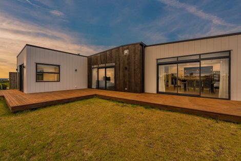 Photo of property in 67 Vaucluse Heights, Fitzherbert, Palmerston North, 4410