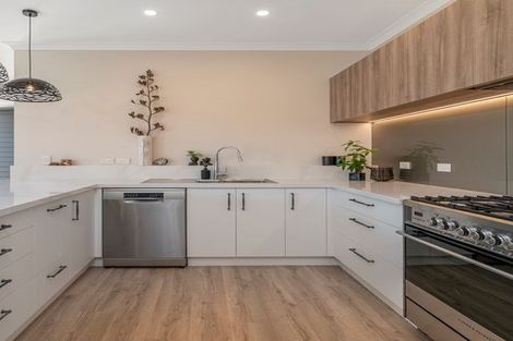 Photo of property in 16 Awatea Drive, Whitianga, 3510