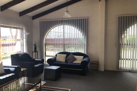 Photo of property in 2/64 Challen Close, Conifer Grove, Takanini, 2112