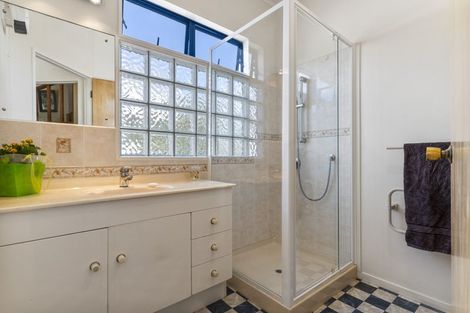 Photo of property in 40 Mccahill Views, Botany Downs, Auckland, 2010