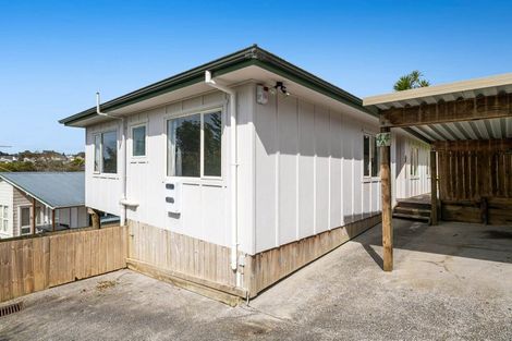 Photo of property in 2/44 Lysander Crescent, Beach Haven, Auckland, 0626