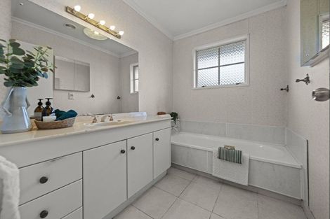 Photo of property in 17 Caulfield Place, Awapuni, Palmerston North, 4412