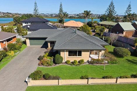 Photo of property in 40 Settlers Grove, Orewa, 0931