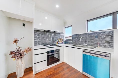 Photo of property in 2/8 Kirrama Place, Conifer Grove, Takanini, 2112