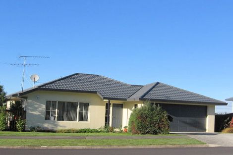 Photo of property in 8 Fairchild Avenue, Goodwood Heights, Auckland, 2105