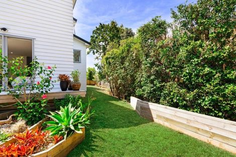 Photo of property in 2/19 Limmer Place, Browns Bay, Auckland, 0632